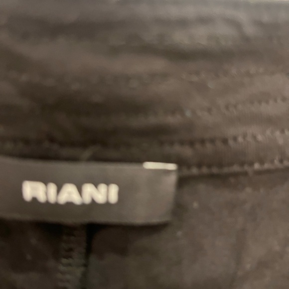 𝅺RIANI black top sleeveless - Picture 3 of 5